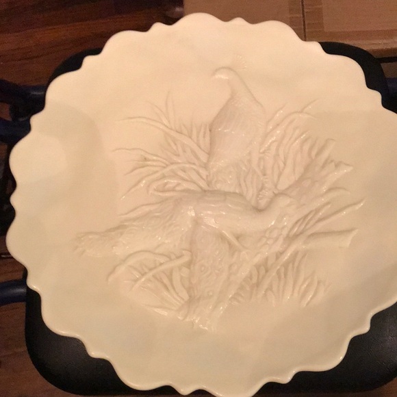 Unusual cream colored cake/serving plate.  Beautiful and in like new condition. - Picture 1 of 3